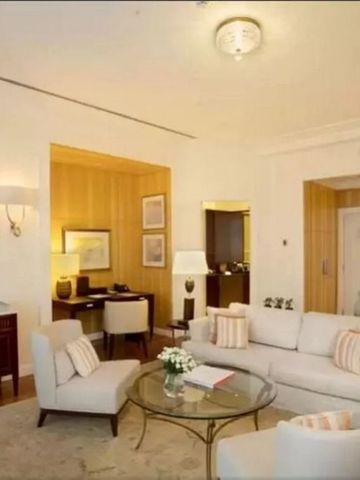 Heller Wohnbereich mit eleganten Möbeln und Arbeitsbereich im Copacabana Palace