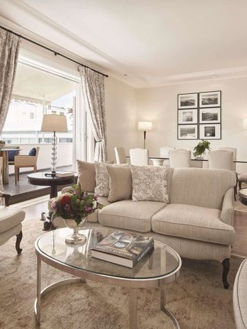 Luxuriöses Wohnzimmer mit Zugang zum Balkon und prachtvollen Vorhängen im Copacabana Palace