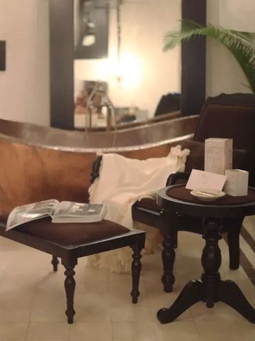 Luxuriöses Badezimmer mit Kupferbadewanne und eleganten Möbeln