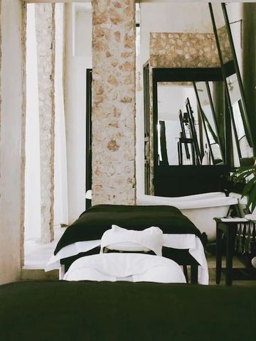 Ruhiger Spa-Behandlungsraum mit Natursteinwänden