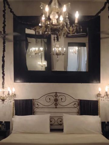 Schlafzimmer mit Kronleuchtern und elegantem Dekor