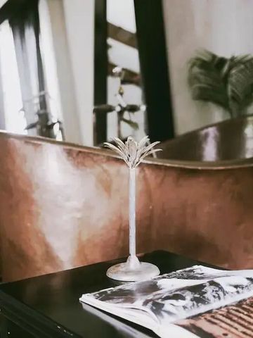 Luxuriöse bronzene Badewanne mit eleganter Dekoration