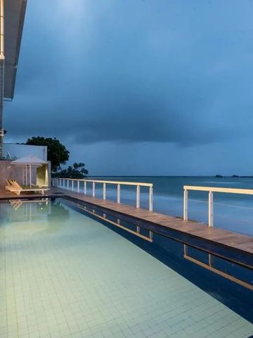 Pool mit Meerblick bei Abenddämmerung