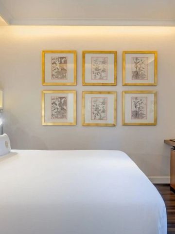 Luxuriöses Doppelzimmer mit stilvollen Kunstwerken und eleganten Möbeln