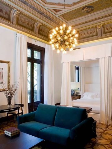 Elegantes Zimmer mit verzierter Decke und prächtigem Kronleuchter