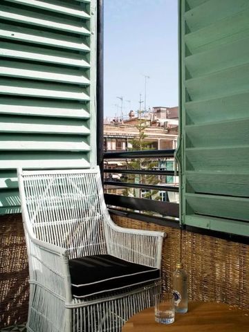 Gemütlicher Balkon mit Aussicht und stilvollem Korbstuhl