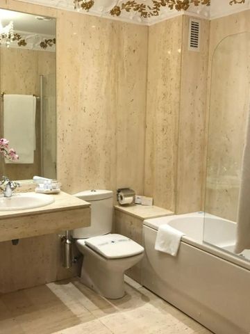 Luxuriöses Badezimmer mit Marmorelementen und moderner Ausstattung