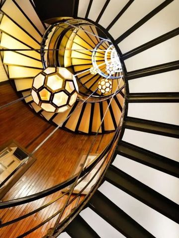 Imposante Wendeltreppe mit einzigartigem Lichtdesign im Hotel