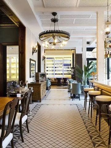 Elegante Hotelbar mit stilvollen Sitzplätzen und erlesenen Spirituosen