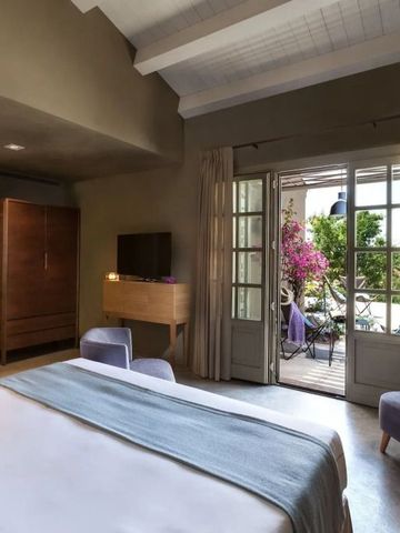 Gemütliches Schlafzimmer mit offenem Zugang zur Terrasse und Gartenblick