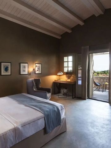 Helles Schlafzimmer mit Balkon und weitem Blick