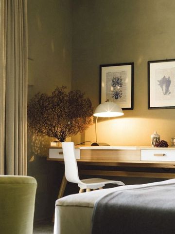 Eleganter Schreibtischbereich mit stimmungsvoller Beleuchtung