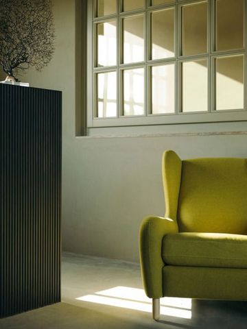 Detailansicht eines stilvollen Sessels neben einem Fenster