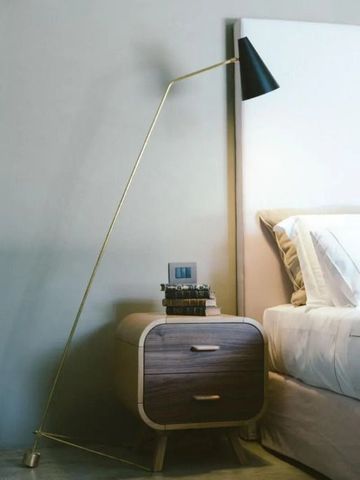 Minimalistisches Schlafzimmer mit modernem Nachttisch und Lampe