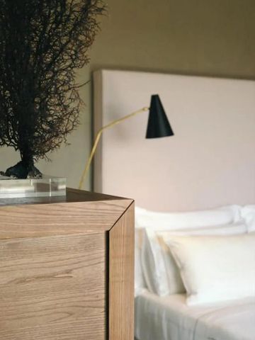 Holzmöbel mit Dekoration im eleganten Schlafzimmer