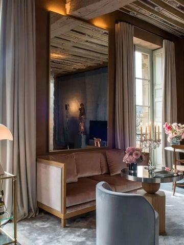 Wohnbereich mit stilvollen Möbeln und großen Fenstern