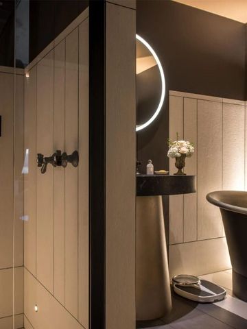 Modernes Badezimmer mit freistehender Badewanne und stilvollem Design
