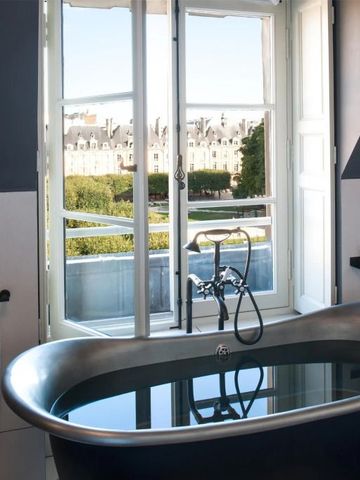 Freistehende Badewanne mit Ausblick auf die Stadt