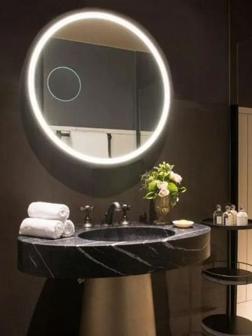 Elegantes Badezimmer mit beleuchtetem Spiegel und Waschtisch