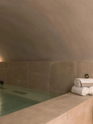 Entspannende Wellness-Oase mit einem eleganten Tauchbecken aus Naturstein