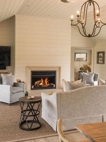 Gemütliches Wohnzimmer mit Kamin und eleganten Möbeln