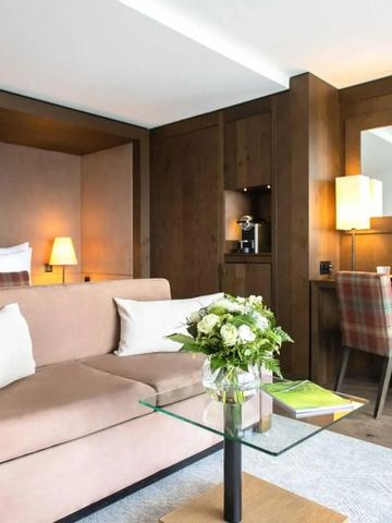 Modernes Hotelzimmer mit Sofa, Schreibtisch und dekorativen Elementen