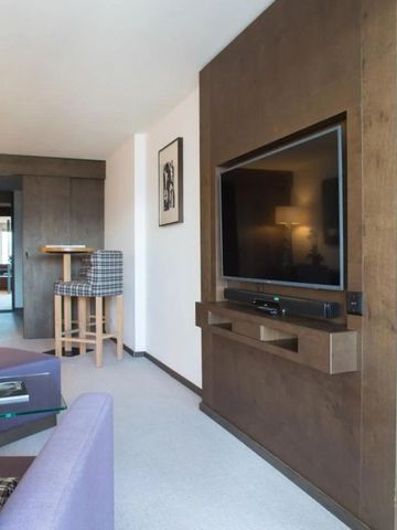 Moderne Suite mit großzügiger Sitzecke und großem Flachbildfernseher