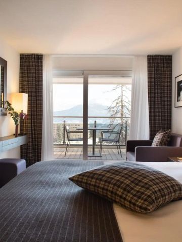 Helles Zimmer mit Balkon und Blick auf die Berge