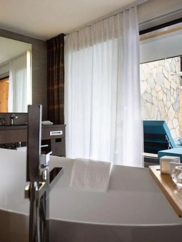 Elegantes Badezimmer mit freistehender Badewanne und Terrasse