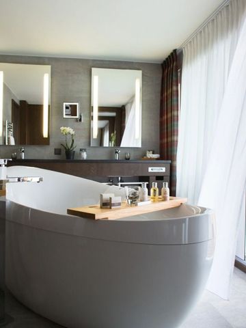 Geräumiges Bad mit freistehender Wanne und Doppelwaschbecken