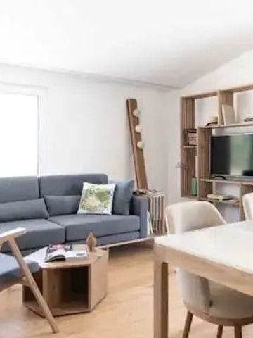 Helles Wohnzimmer einer Suite mit gemütlichen Möbeln und stilvoller Dekoration