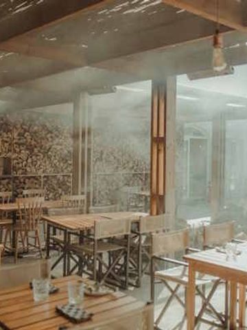 Gemütliches Restaurant mit Holzmöbeln und natürlicher Einrichtung