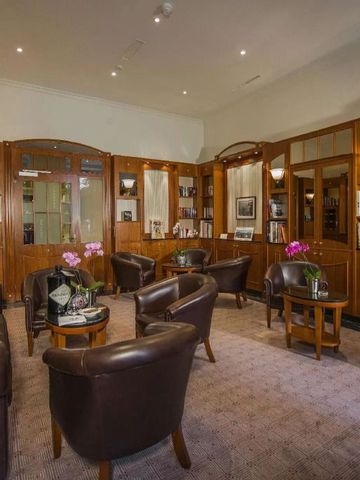 Gemütliche Lounge mit Ledersesseln und Holzeinrichtung im Cresta Palace Hotel