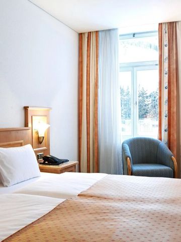 Stilvolles Hotelzimmer mit großem Fenster und eleganter Einrichtung