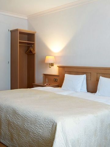 Gemütliches Zimmer mit Doppelbett und sanfter Beleuchtung