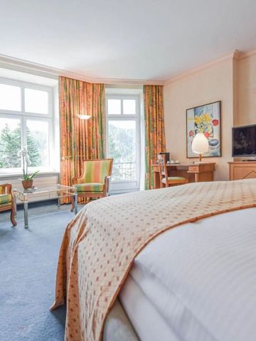 Geräumiges Zimmer mit Aussicht auf die Umgebung und moderner Einrichtung