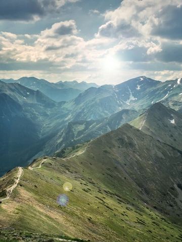 Alpine Berglandschaft mit Sonnenschein und malerischer Aussicht.