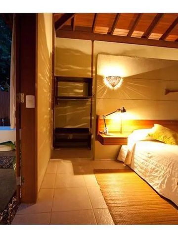 Elegantes Hotelzimmer mit Holzinterieur und Terrassenzugang.