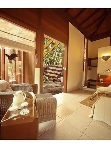 Luxuriöses Zimmer mit gemütlicher Sitzecke und viel Licht.