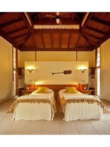 Doppelzimmer mit Holzdekor und stilvollem Ambiente.