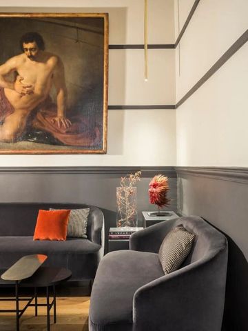 Modernes Lounge-Design mit Kunstwerk und gepolsterten Sitzmöbeln
