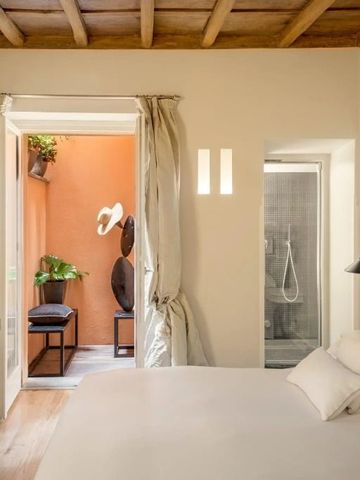 Gemütliches Schlafzimmer mit Balkon und Blick auf Natur