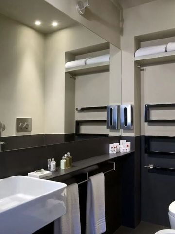 Zeitgemäßes Badezimmer mit praktischer Ausstattung und gepflegtem Design