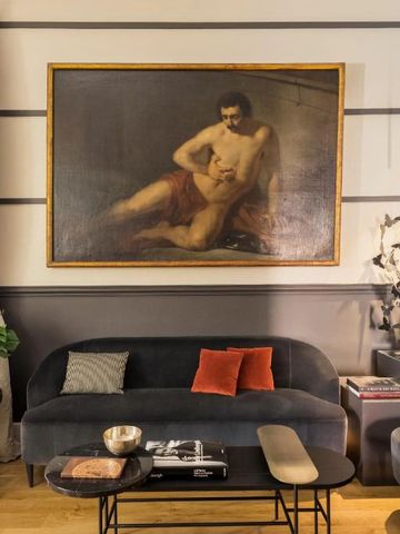 Elegante Hotel-Lounge mit luxuriösem Sofa und großem Kunstgemälde