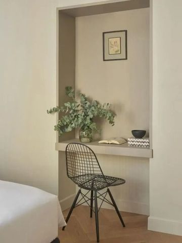 Gemütliche Ecke mit Eukalyptus und Lesematerialien auf einem Schreibtisch