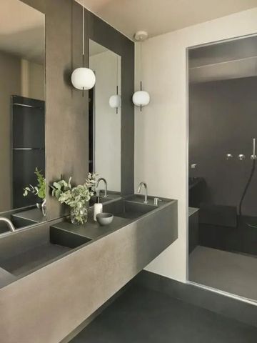 Elegantes Badezimmer mit Doppelwaschbecken und Spiegel