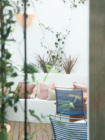 Grüner Innenhof mit gemütlicher Sitzgelegenheit und Pflanzen