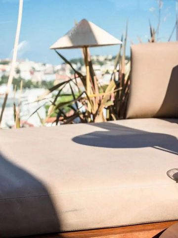 Entspannungsbereich mit Aussicht auf die Stadt und einem Getränk