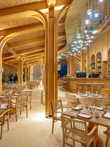 Warm dekorierter Restaurantbereich mit Holzoptik und modernen Akzenten im Cullinan Belek Hotel