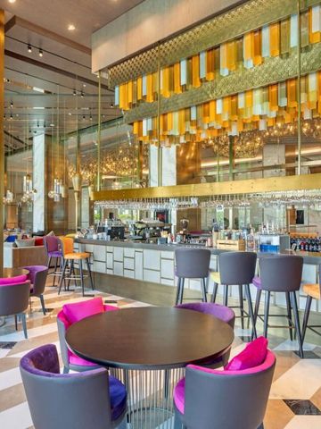 Moderne Bar mit bunten Akzenten und luxuriösem Design im Cullinan Belek Hotel